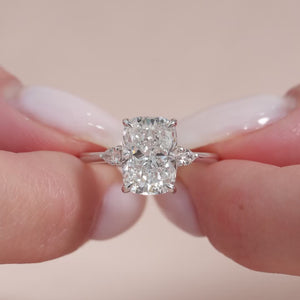 The Pears Liv - Engagement Ring Made in White Gold
