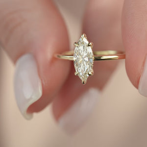 The Low Profile Kamelie - Engagement Ring Made in Yellow Gold