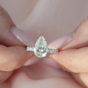 The Pave Kamellie - Engagement Ring Made in White Gold