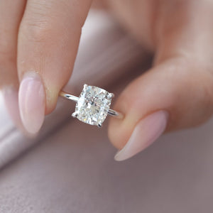 The Low Profile Kamelie - Engagement Ring Made in White Gold
