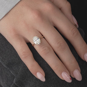 The Low Profile Kamelie - Engagement Ring Made in Yellow Gold