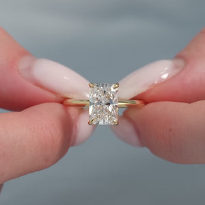 The Razor Kamelie - Engagement Ring Made in Yellow Gold