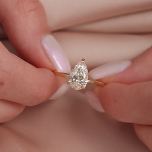 The Crown Kamellie - Engagement Ring Made in Yellow Gold