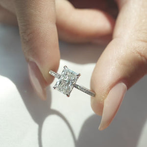 The Low Profile Kamellie - Engagement Ring Made in White Gold