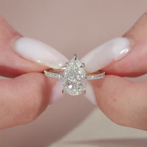 The Low Profile Kamellie - Engagement Ring Made in White Gold