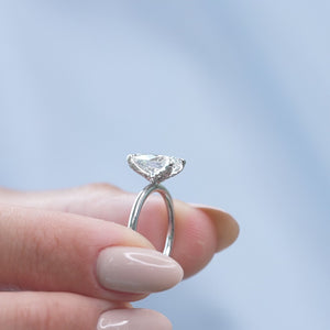 The Petal Kamellie - Engagement Ring Made in White Gold